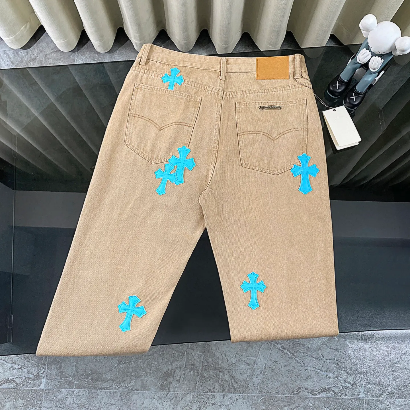 P240 CH Chromehearts Miami-limited fluorescent blue cross-patched khaki jeans, priced at 34W, patched with cross-patterns, washed jeans! ! An absolutely high-end luxury product, a 1.9W-level god-level single product, a super popular product, made by top heavy industry, a magic weapon that cannot be missed! [About Zangyin] This is an extremely luxurious fashion brand that can also be called the aristocracy of the high street. It has always been an exclusive brand for some hipsters or rich second generations. Compared with ordinary high streets, it is more luxurious and noble. Compared with luxury brands, it is more fashionable and individual. It has always been a brand that I have a special liking for. [Top heavy industry fashion design] Consistently high-street luxury style. Speaking of this style, the Zangyin family and GU family are definitely the leading representative brands. Especially the Zangyin family has really achieved a state-of-the-art effect in creating high-street style. The unique washed material is used to create this style. The color system is already quite eye-catching. After it is decorated with patchwork cross flowers, it cleverly highlights the charm of the brand. Secondly, this style uses classic The high-waist cutting design highlights the long legs and fashionable temperament of the upper body. The brand is highly recognizable and the slim fit configuration is more suitable for daily wear. It is a product that interprets personality, fashion, and specifications at a glance. This single product is enough to make any fan excited. It can be a white T-shirt for a youthful college style, or a tight suspender for a royal style. It has strong matching ability and can be easily controlled by men.  [Materials and craftsmanship] Needless to say, this point goes without saying. As an excellent craftsman brand, Zangyin’s requirements for details and craftsmanship are really perfect. The washed color of this model has gone through so many processes, not to mention the embellishment of denim appliques. It is also purely hand-made and sewn. Just like what they believe in, only hand-made things have soul and have the meaning of wear. A top-notch heavy-duty fashionable denim item, I look forward to your perfect interpretation! !  Color: Khaki Size: 28-34
